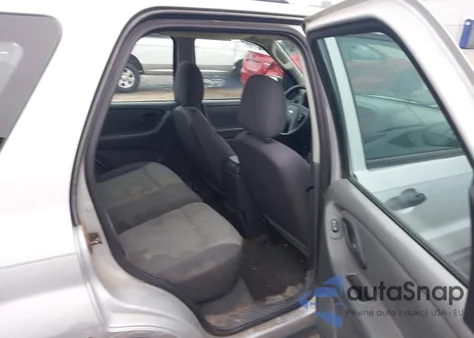2005 Ford Escape Xls z USA, uszkodzony, nr VIN 1FMYU02Z15KB85699